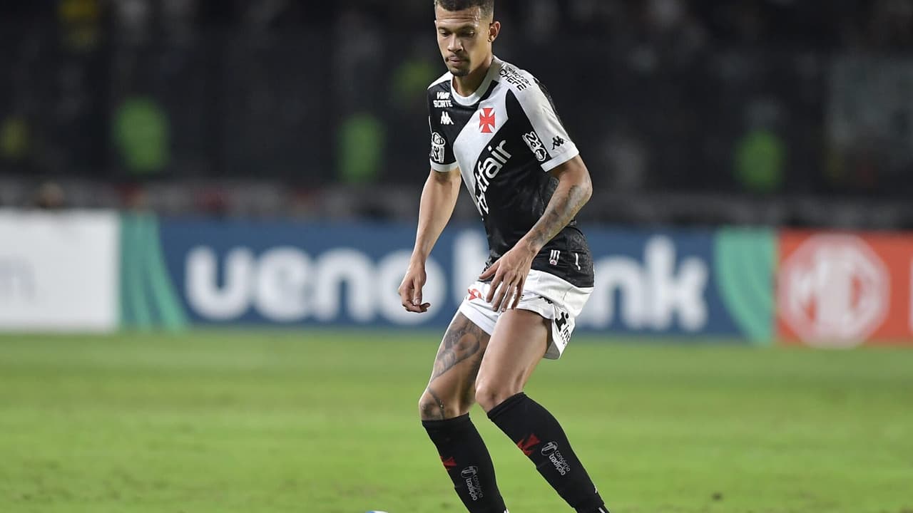 João Victor revela ansiedade pela definição do novo treinador do Vasco