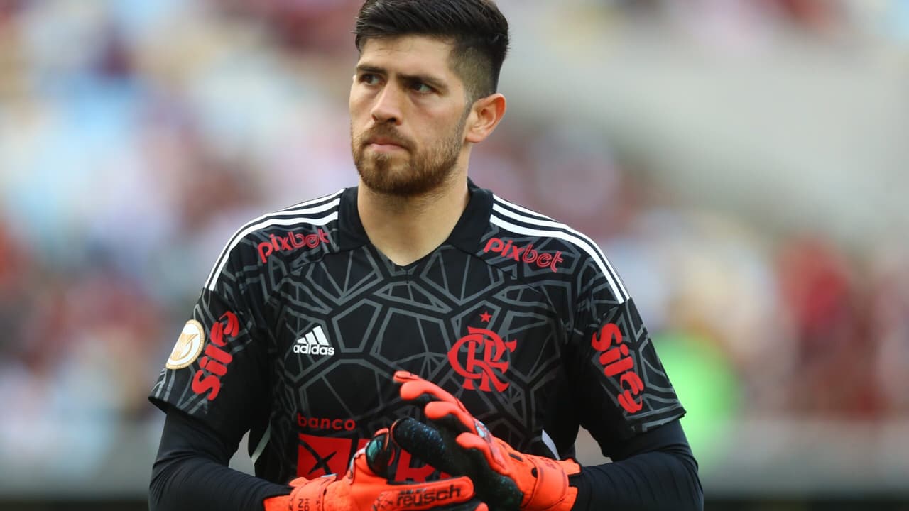 Torcida do Flamengo elogia Rossi por defesa crucial contra o Palmeiras