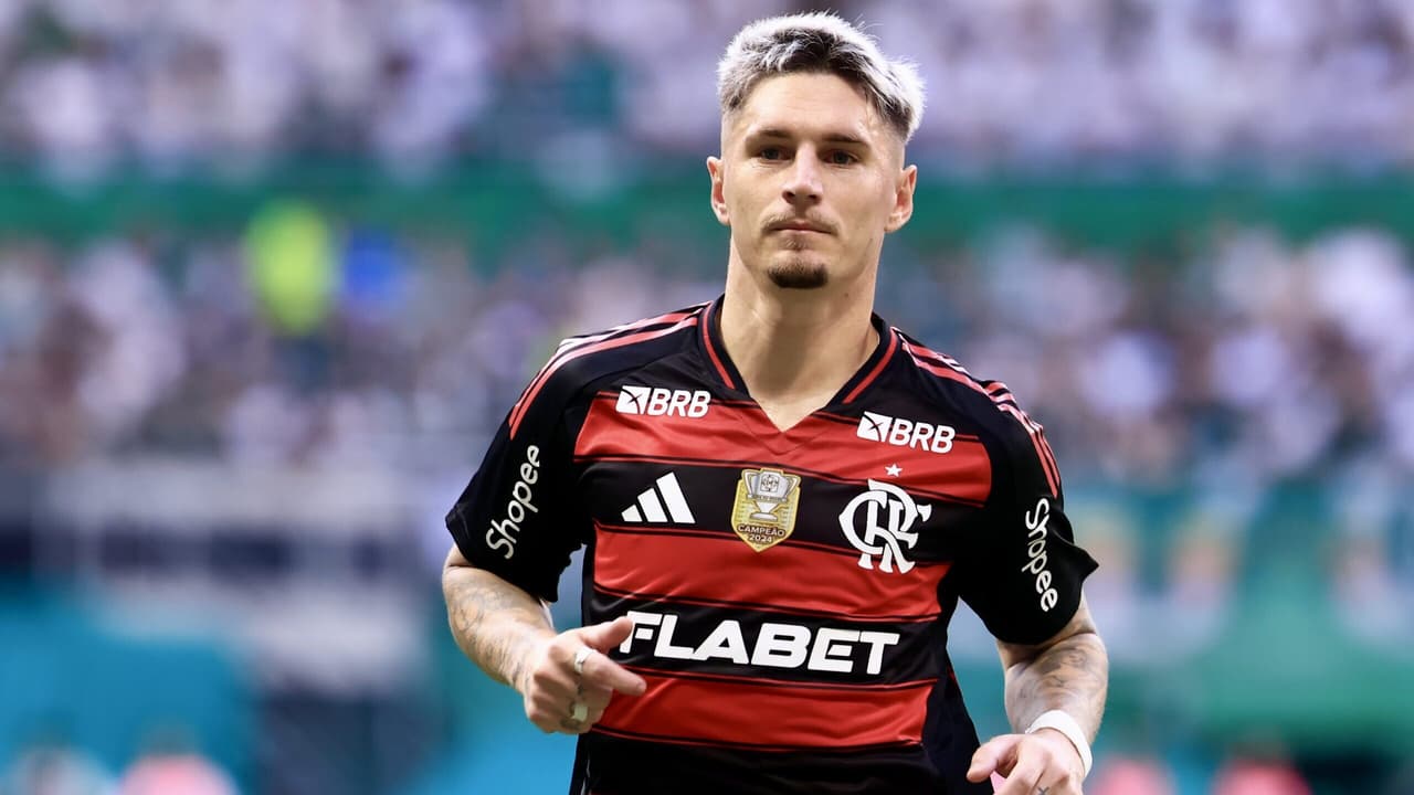 Varela destaca adaptação como volante no Flamengo e reforça desejo de atuar.