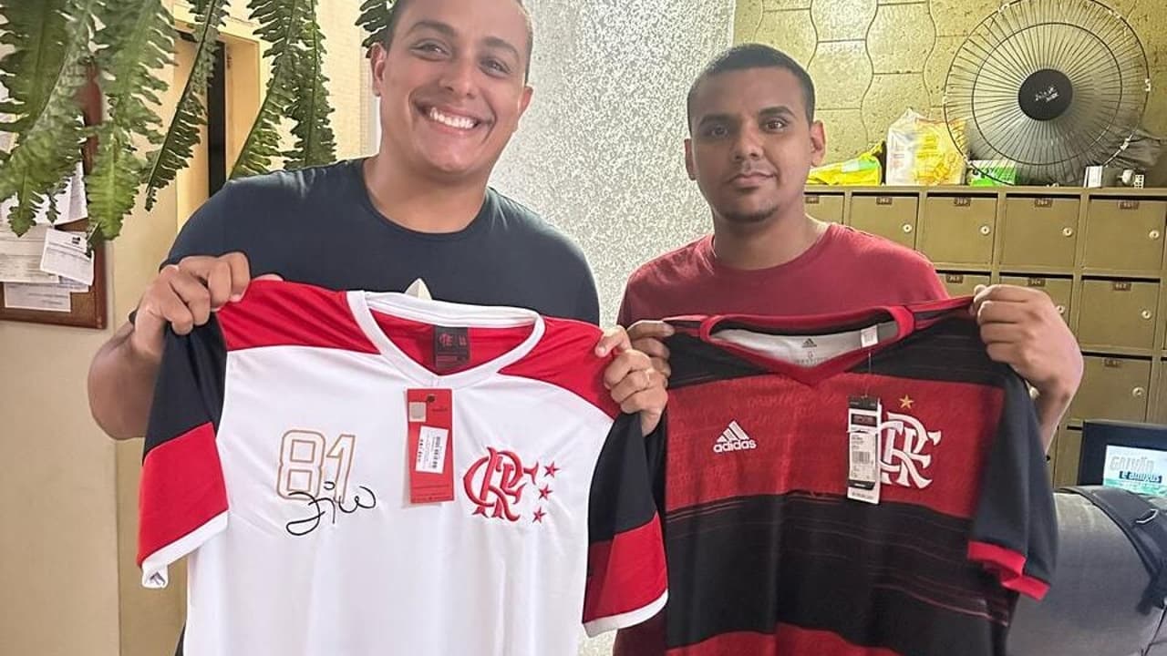 Solidariedade entre torcidas: Flamenguista agredido no clássico recebe camisa tricolor.