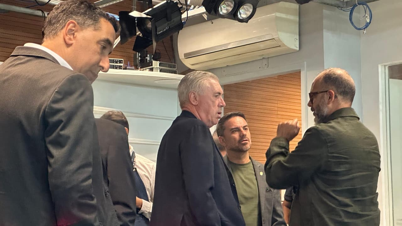 Ancelotti assiste jogo do Flamengo no Maracanã durante Libertadores.