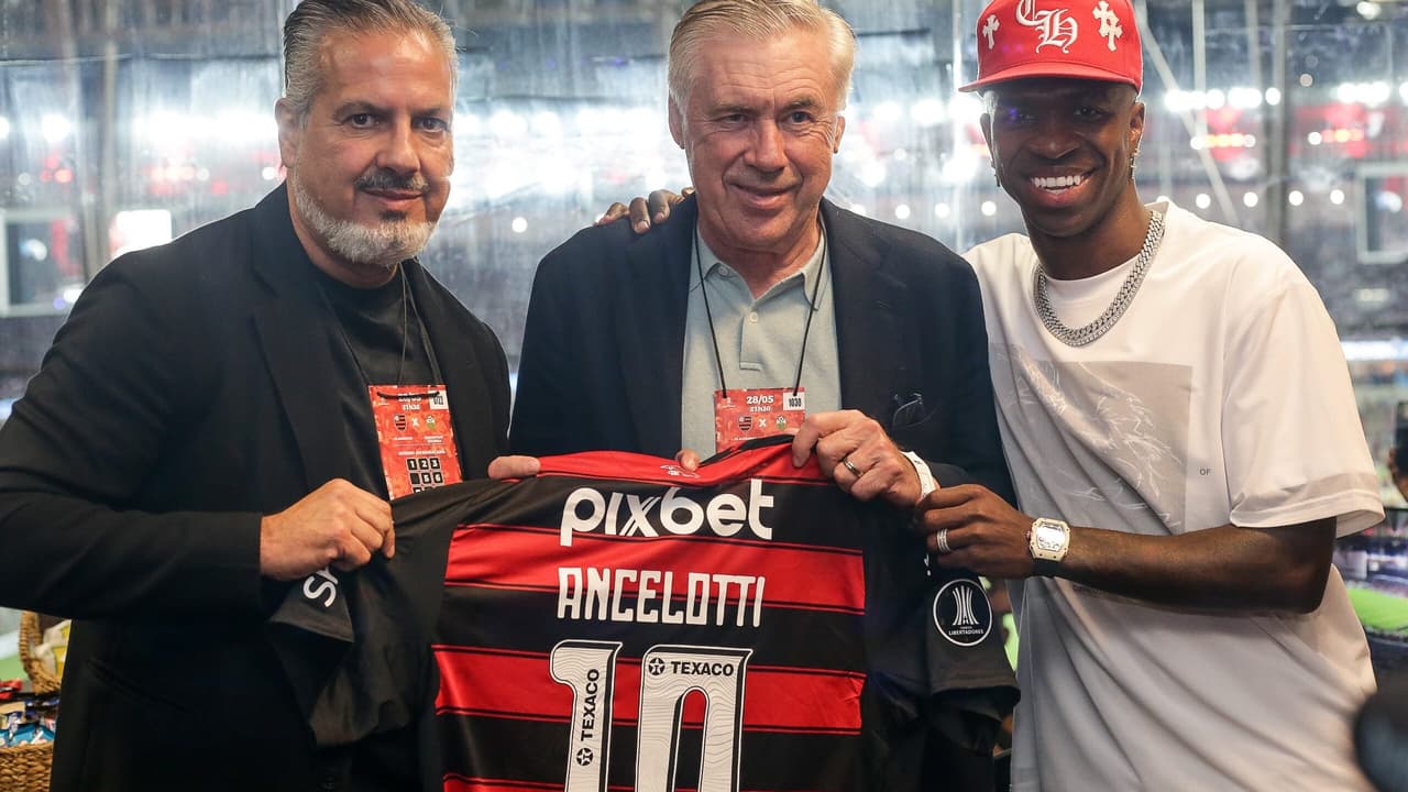 Encontro entre Vini Jr e Carlo Ancelotti no Maracanã durante jogo do Flamengo