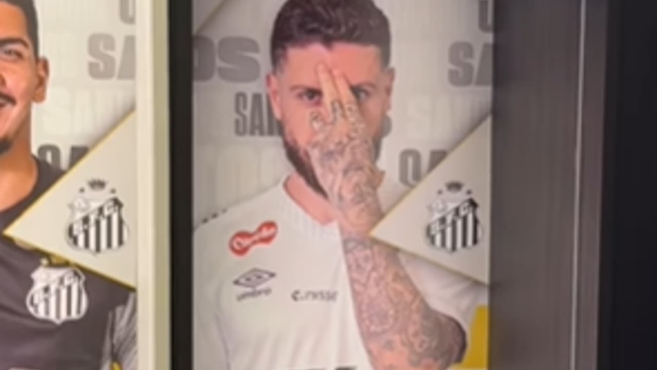 Zé Rafael explica homenagem inusitada em foto do armário do vestiário do Santos
