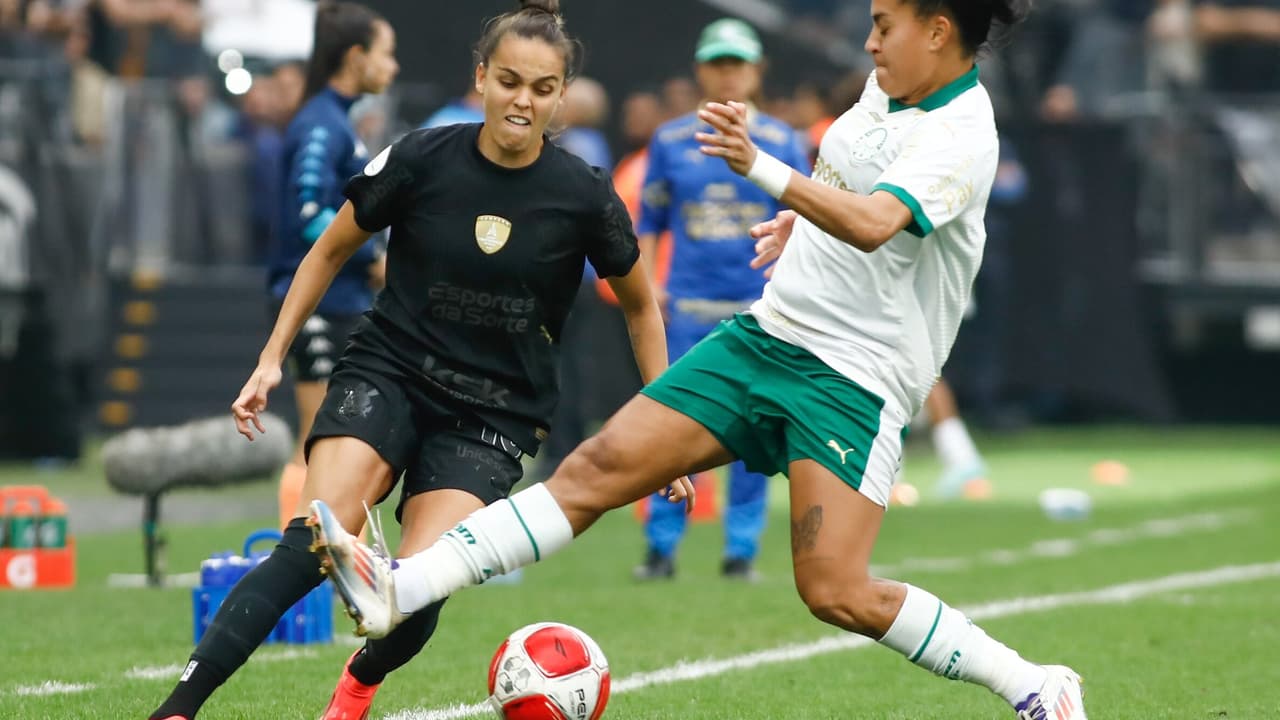 Corinthians e Palmeiras competem em torneio feminino internacional nos Estados Unidos.