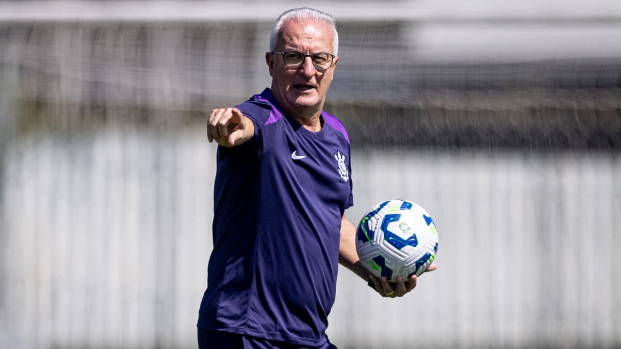 Dorival Júnior trabalha para implementar estilo no Corinthians através de vídeos e treinos.