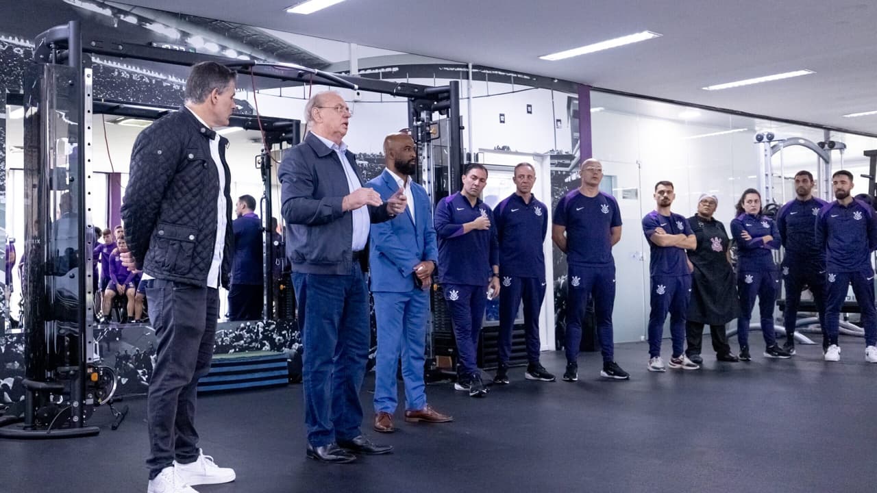 Novo presidente Osmar Stabile se encontra com elenco do Corinthians