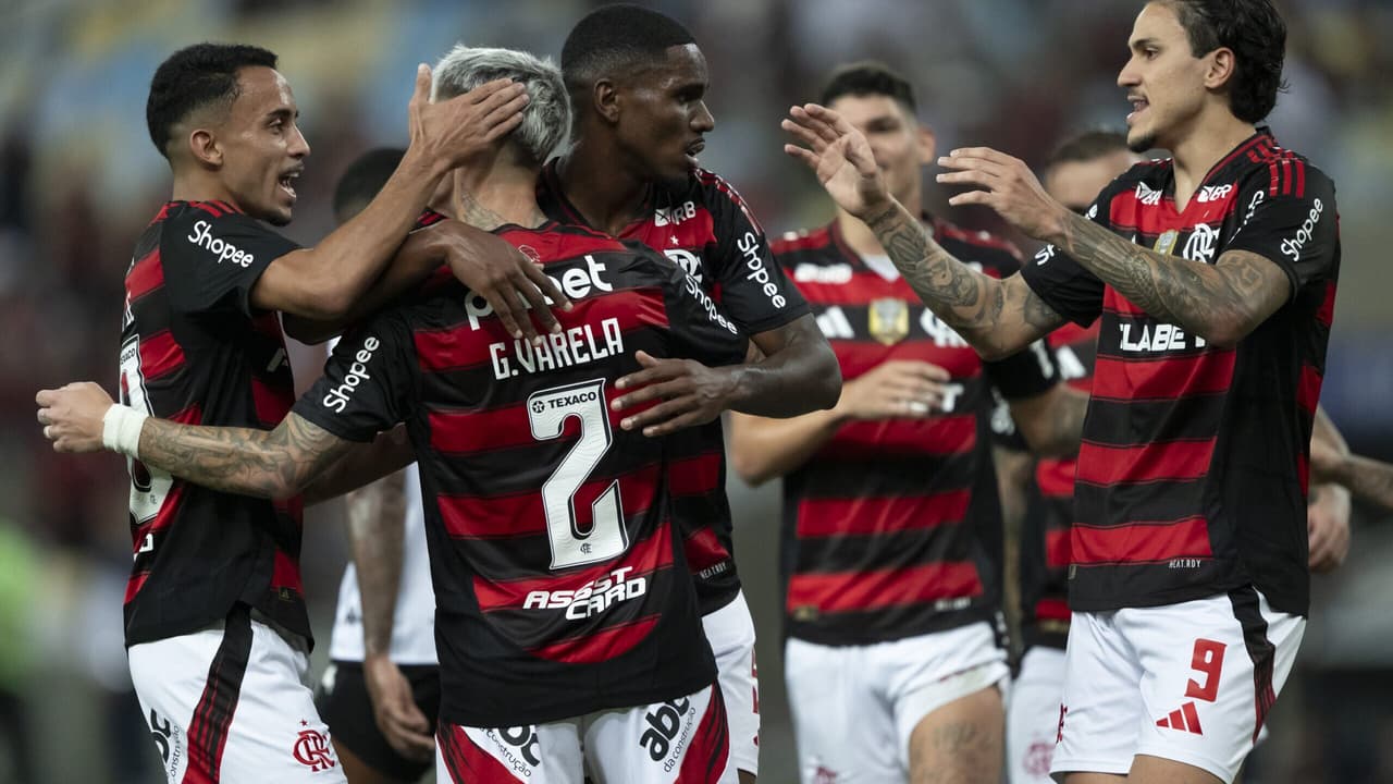 Jornalistas apontam dificuldades do atacante do Flamengo em meio às críticas.