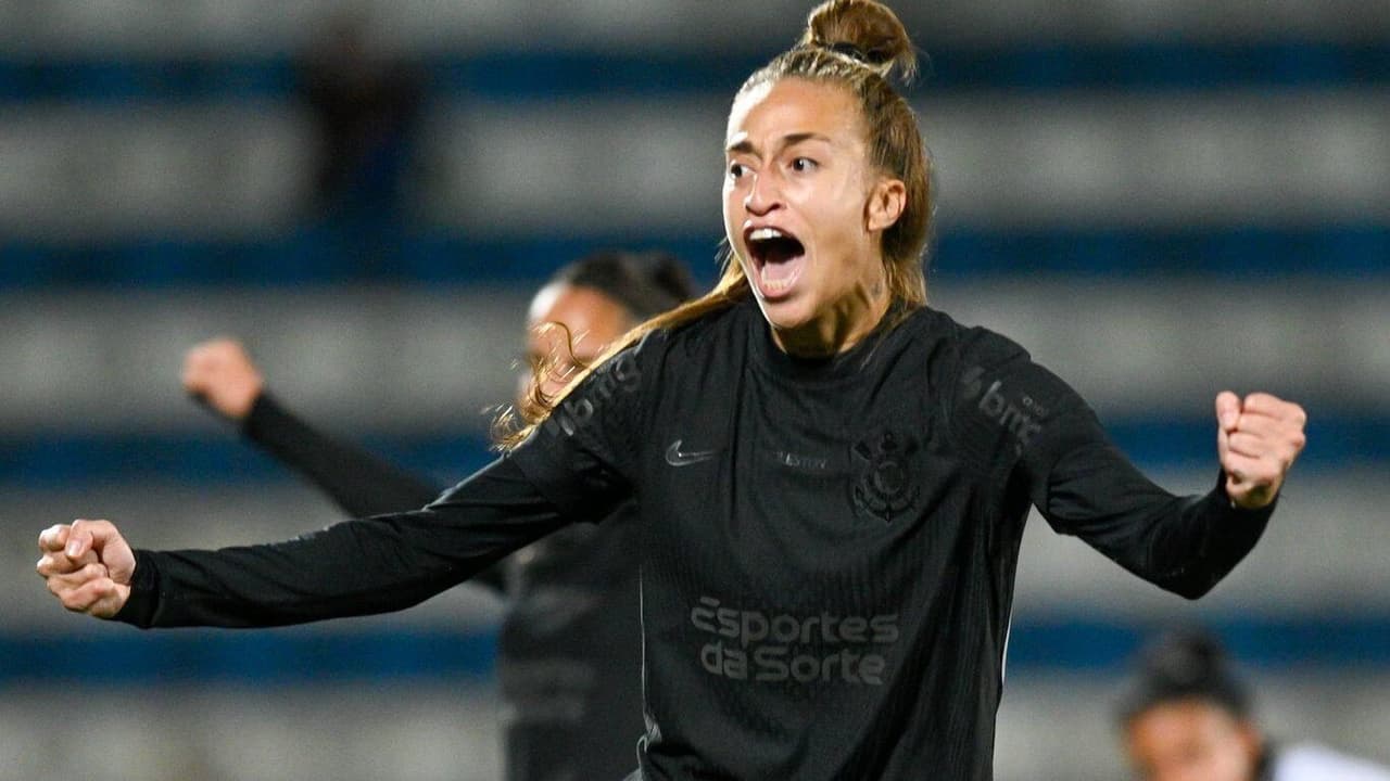 Corinthians vence Santos e se torna líder do Paulistão Feminino.
