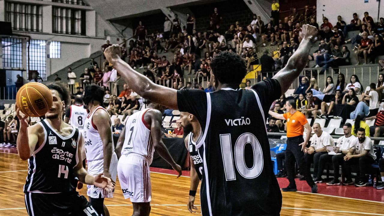 Corinthians impõe superioridade sobre Flamengo e empata confronto no NBB.