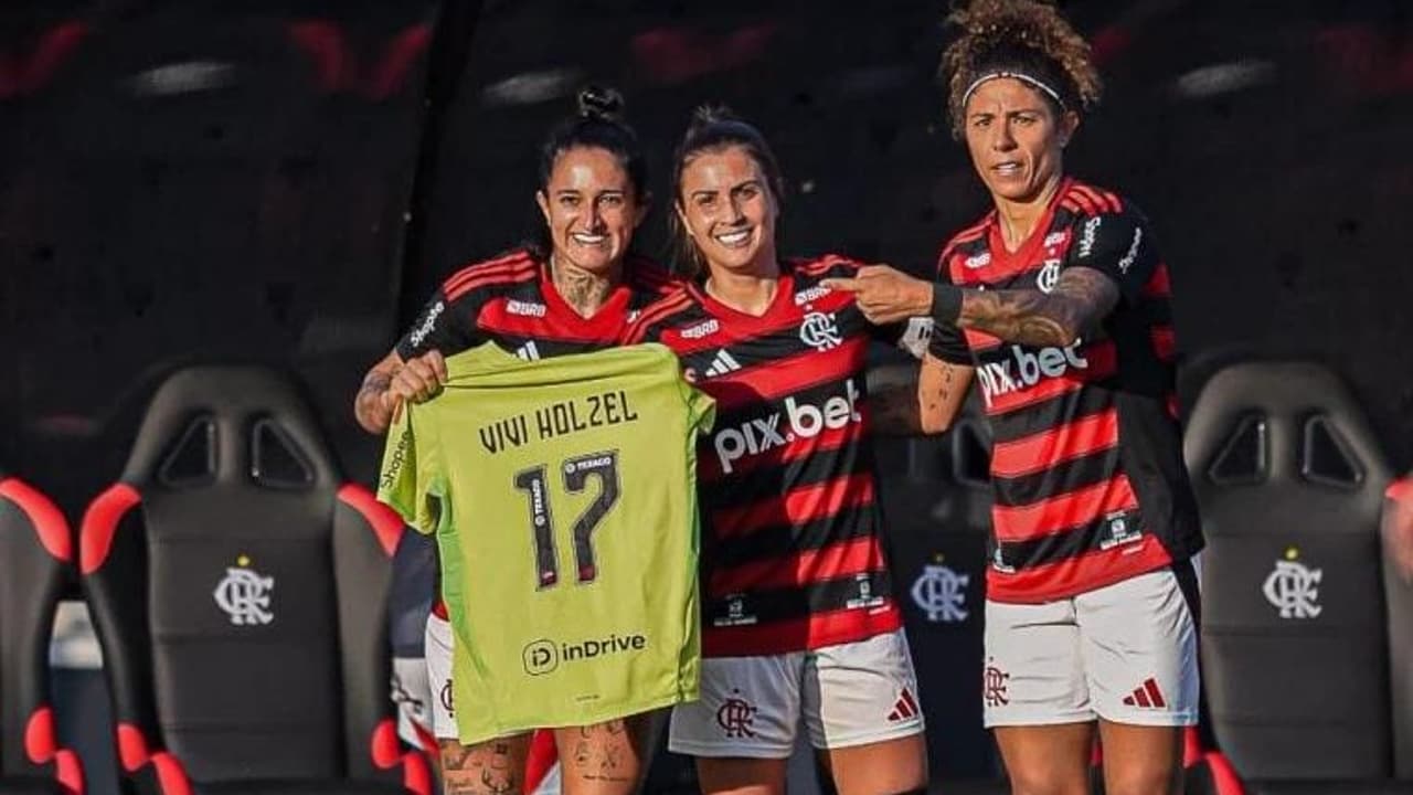Jogadoras do Flamengo homenageiam goleira Vivi Holzel
