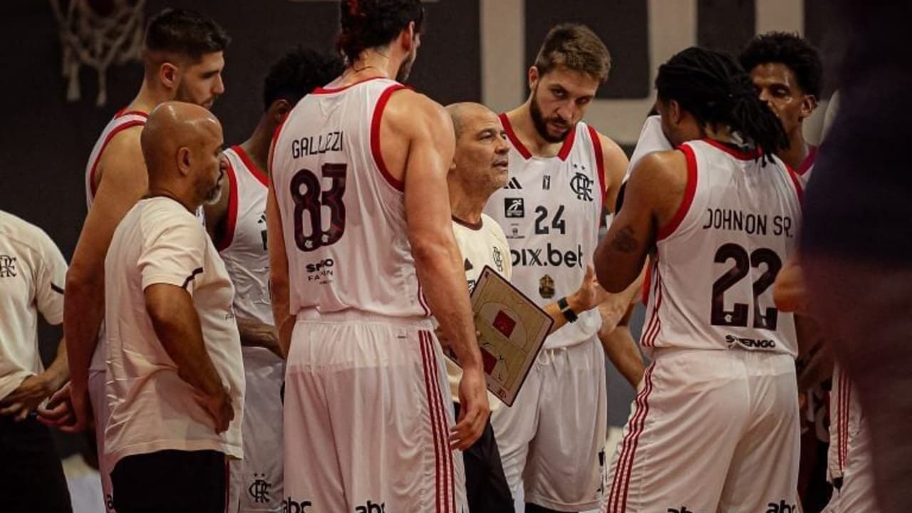 Pivô machuca-se gravemente e é baixa do Flamengo nos playoffs do NBB.