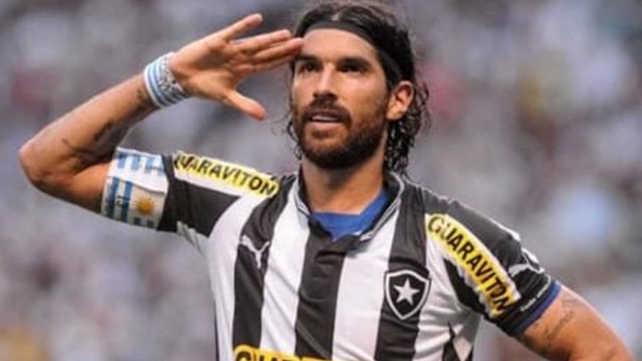 Loco Abreu comemora saída de jogador do Botafogo: 'Graças a Deus'