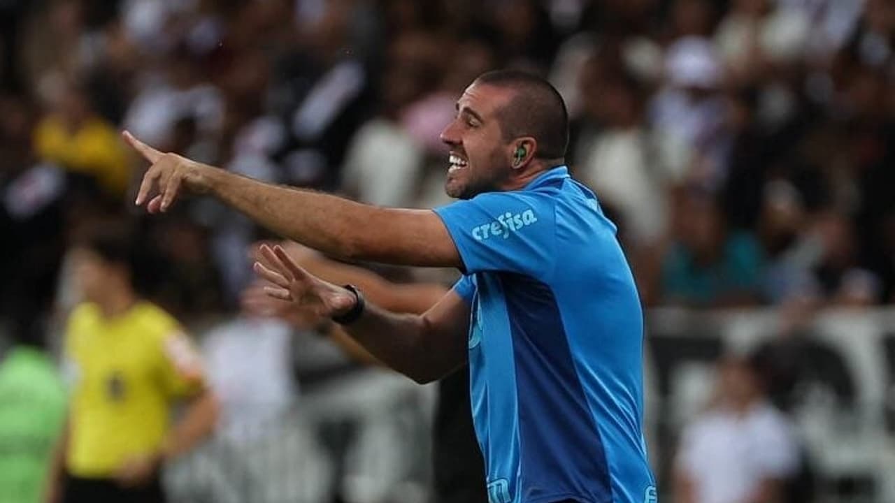 Auxiliar do Palmeiras analisa vitória sobre o São Paulo em coletiva pós-jogo.