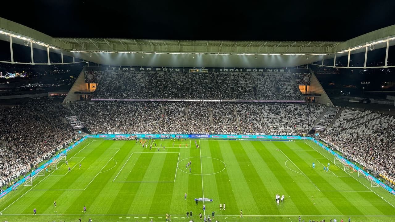 Gramado da Arena Neo Química preparado para clássico entre Corinthians e Santos.