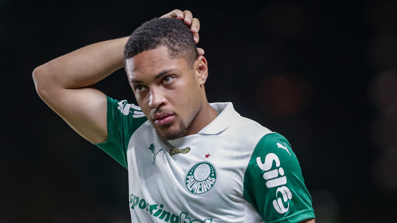 Narrador se impressiona com oportunidade desperdiçada por Vitor Roque, do Palmeiras
