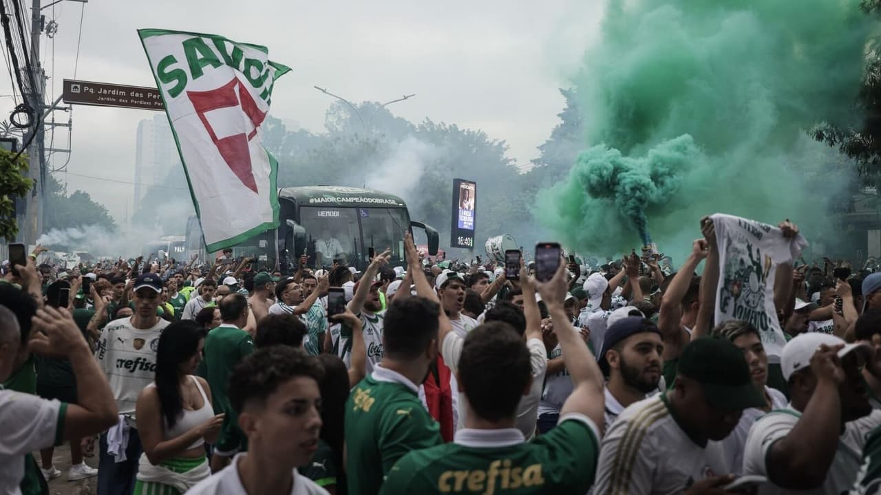 Torcida do Palmeiras organiza comemoração em frente ao CT antes do Mundial.