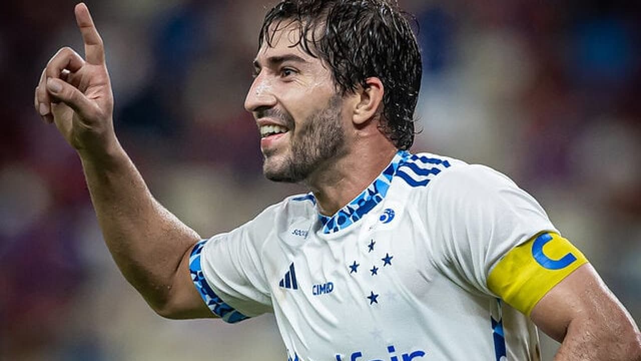 Volante do Cruzeiro antecipa retorno das férias e já treina na Toca