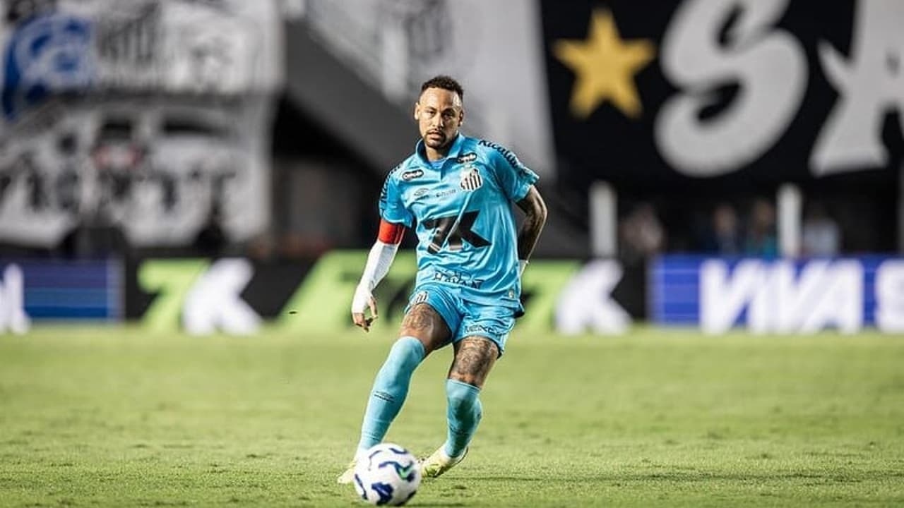 Efeito Neymar: venda de camisa azul do Santos fatura 70% a mais do que modelo tradicional