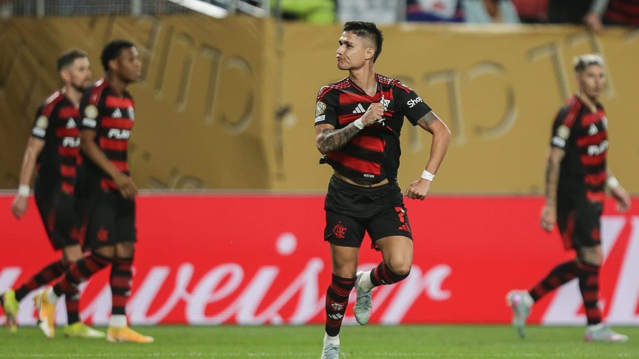 Luiz Araújo Recebe Elogios de Zico e Almeja Marcar História no Flamengo
