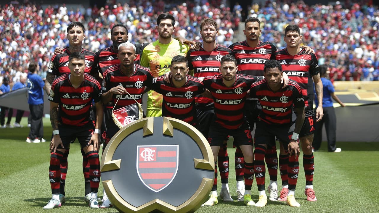 Vascaíno apoia filho jogador do Flamengo vestindo camisa rubro-negra