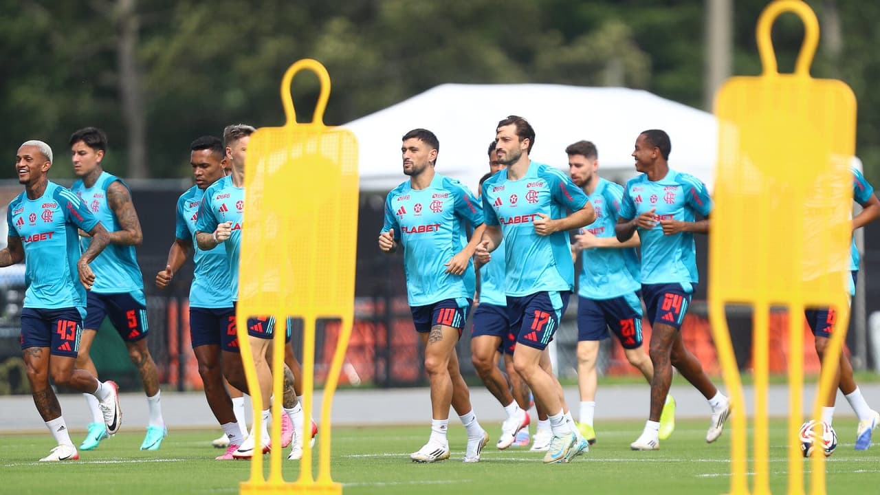 Treino do Flamengo focado no duelo contra o Bayern em tempo real