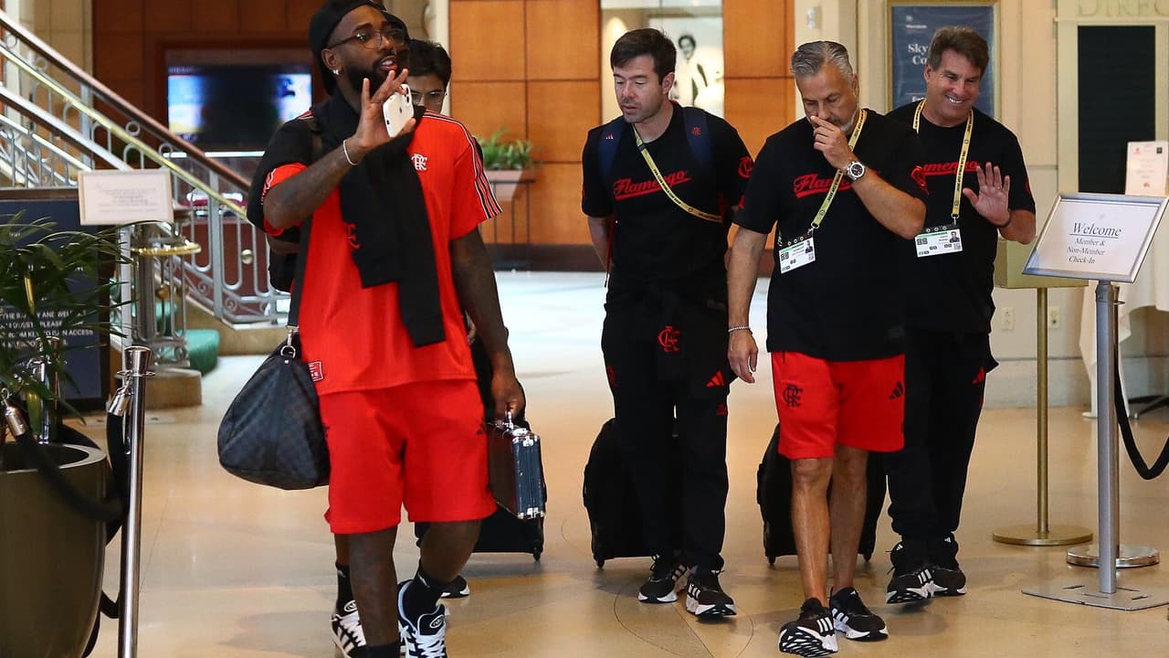 Comediante interage de forma descontraída com jogadores do Flamengo antes da partida.