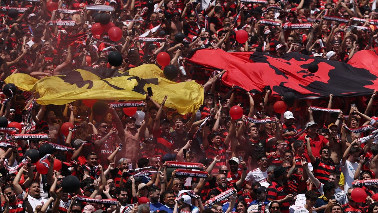 Torcida do Flamengo faz festa com bandeirões e balões no Mundial de Clubes