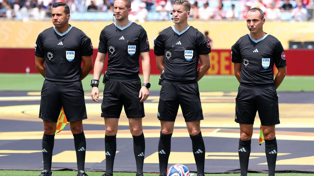 Arbitragem francesa no jogo decisivo entre Palmeiras e Botafogo no Mundial.