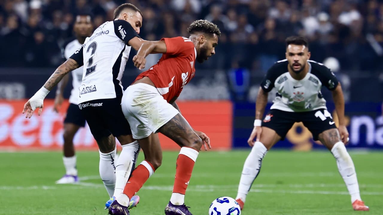 Leitura labial revela discussão entre jogador do Corinthians e torcedor insatisfeito.