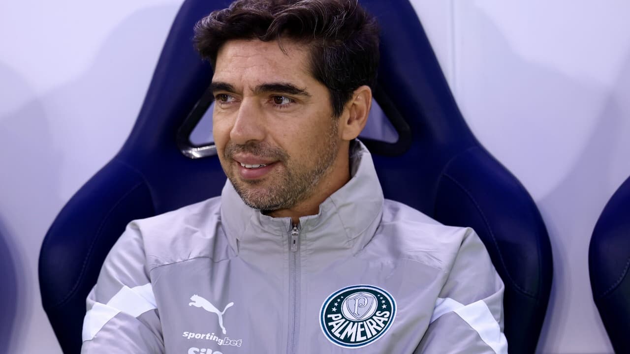 Abel aposta em lema para manter Palmeiras vivo no Mundial: cabeça fria, coração quente.