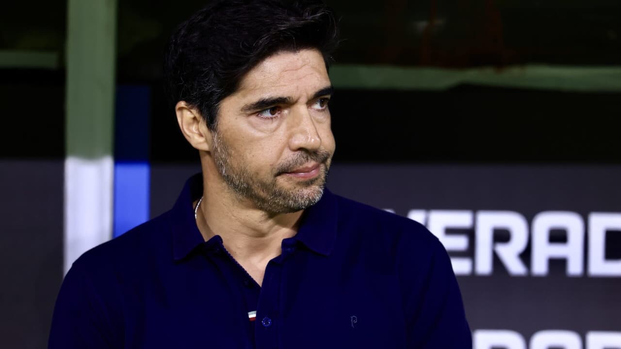 Abel credita derrota do Palmeiras à bola parada e agradece apoio da torcida.