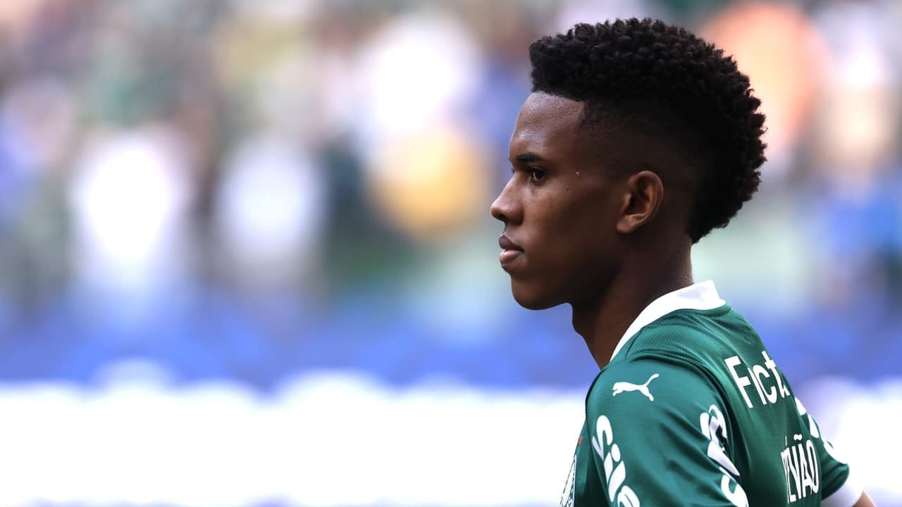 Estêvão enaltece triunfo sobre o Al Ahly e destaca infraestrutura do Palmeiras.