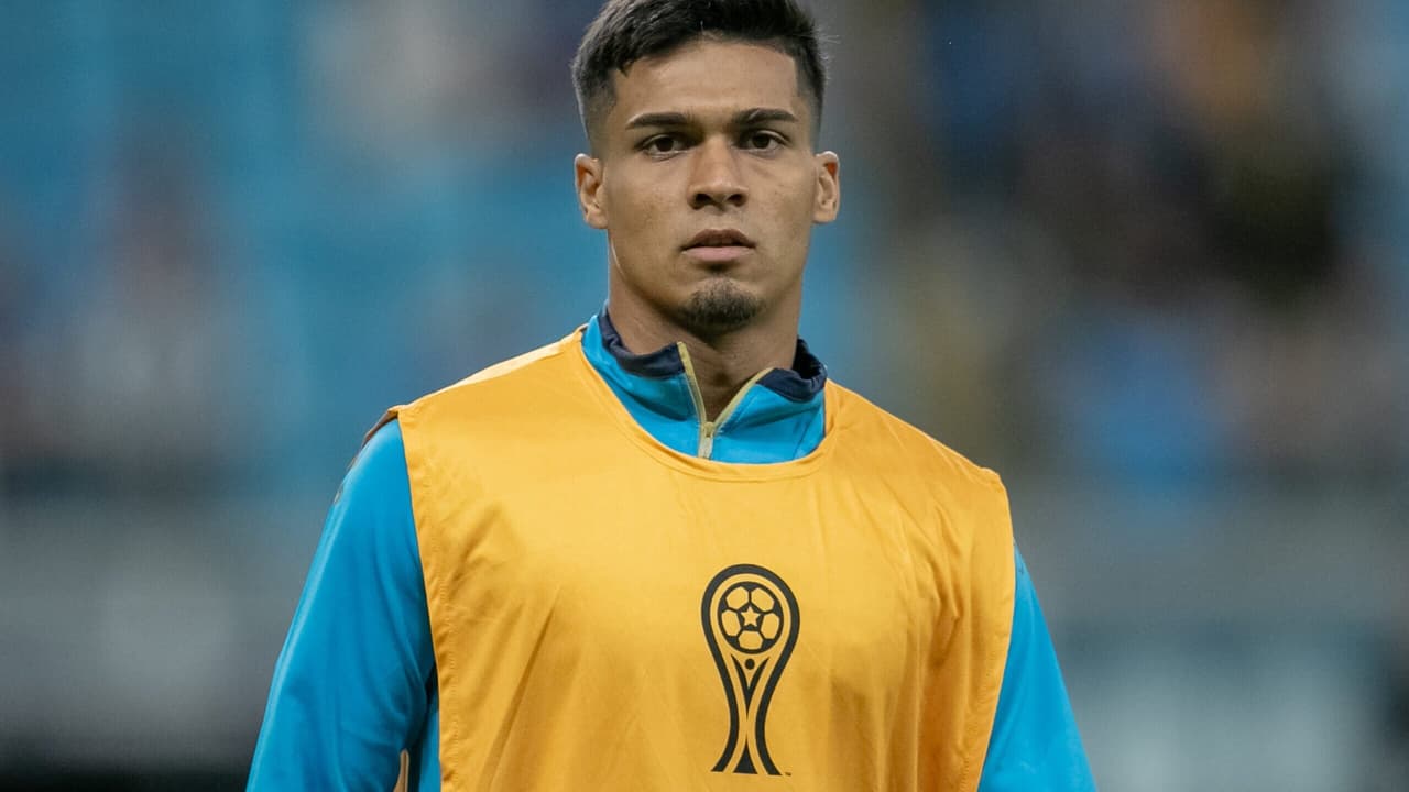 Sem espaço, Arezo volta a falar sobre retorno ao Peñarol