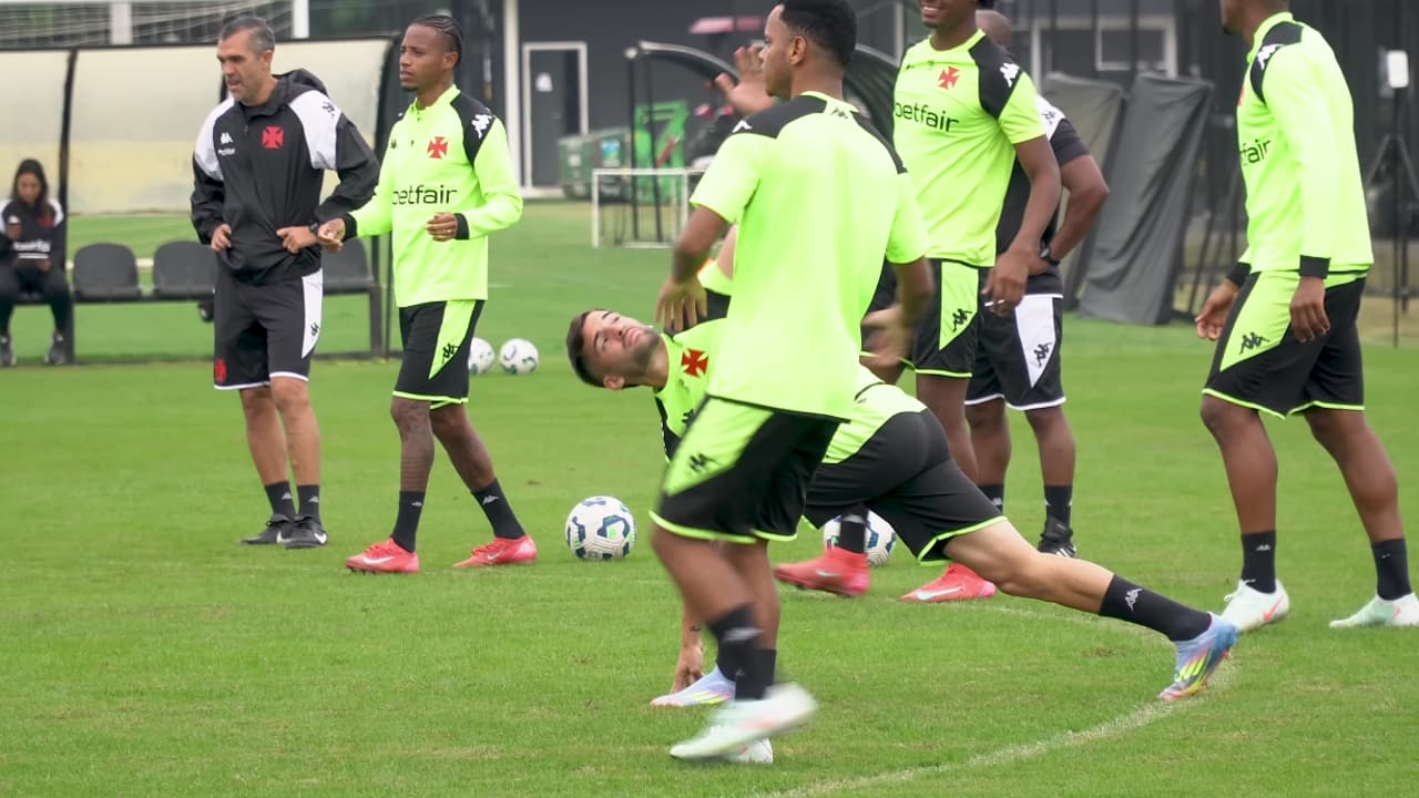 Riquelme é reintegrado aos treinos com elenco do Vasco