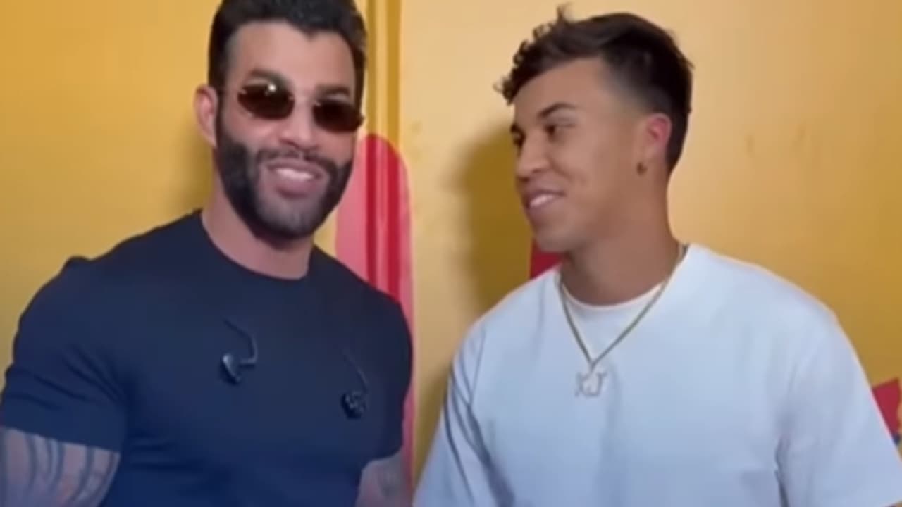 Kaio Jorge presenteia cantor sertanejo com camisa do Cruzeiro