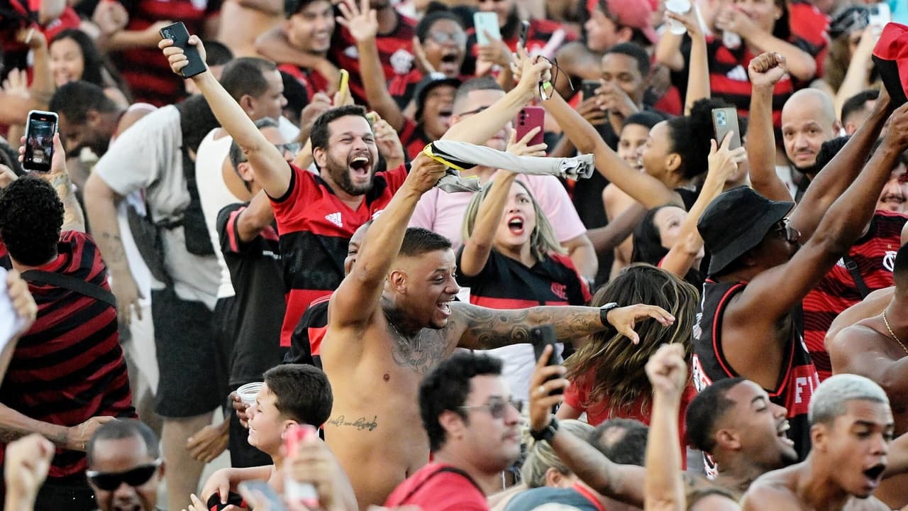 Torcida do Flamengo celebra vitória épica sobre Chelsea em praia lotada.