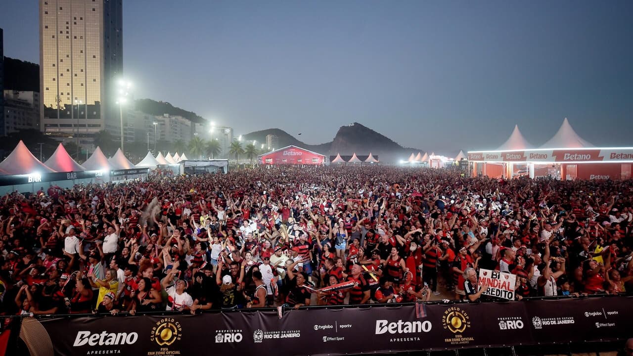 Mil torcedores do Flamengo assistem jogo contra o Bayern em Copacabana com entusiasmo.