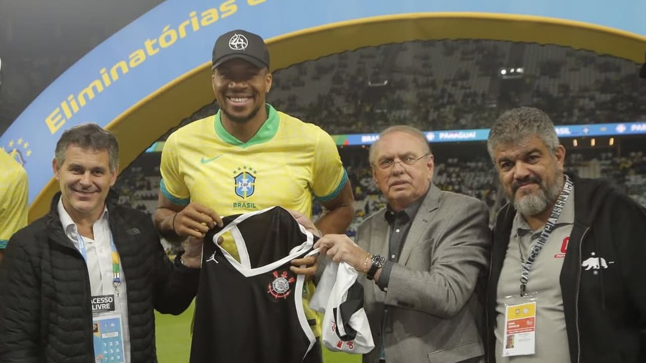 Antetokounmpo recebe camisa do Corinthians após jogo da Seleção Brasileira de Futebol.