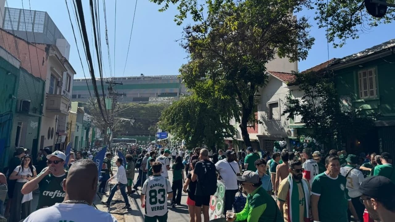 Torcedores do Palmeiras se concentram próximo ao Allianz antes do confronto com o Botafogo