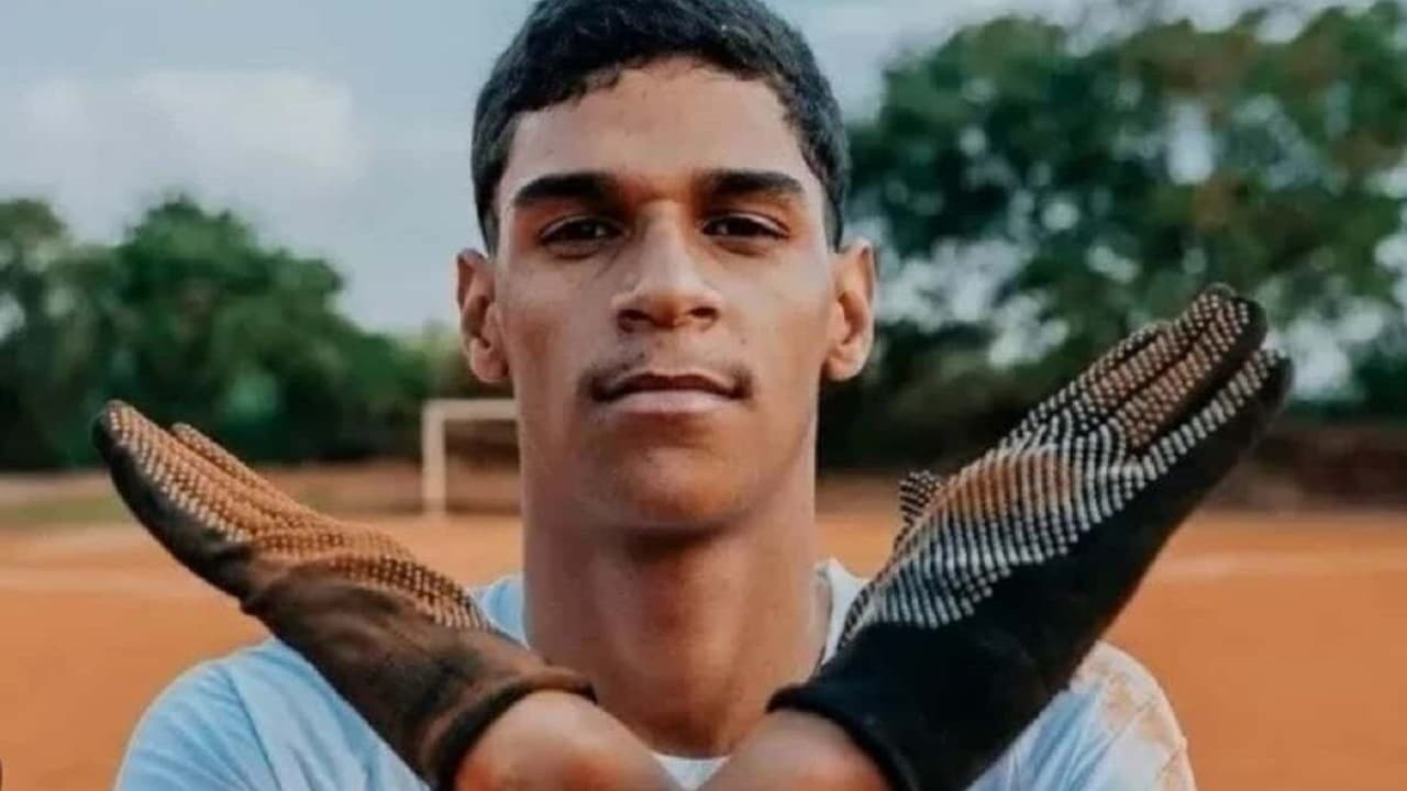 Luva de pedreiro envia mensagem a titular do Chelsea após triunfo do Flamengo.