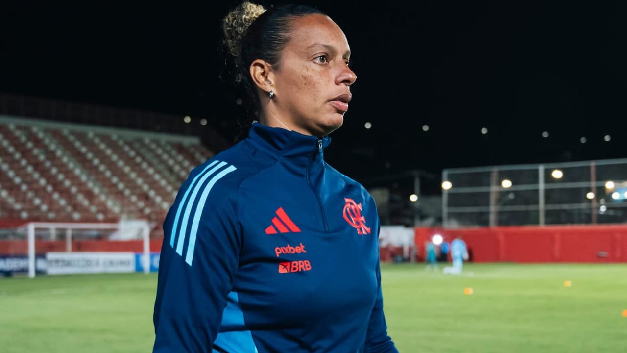 Classificado, Flamengo enfrenta Corinthians em jogo pelo Brasileirão feminino.