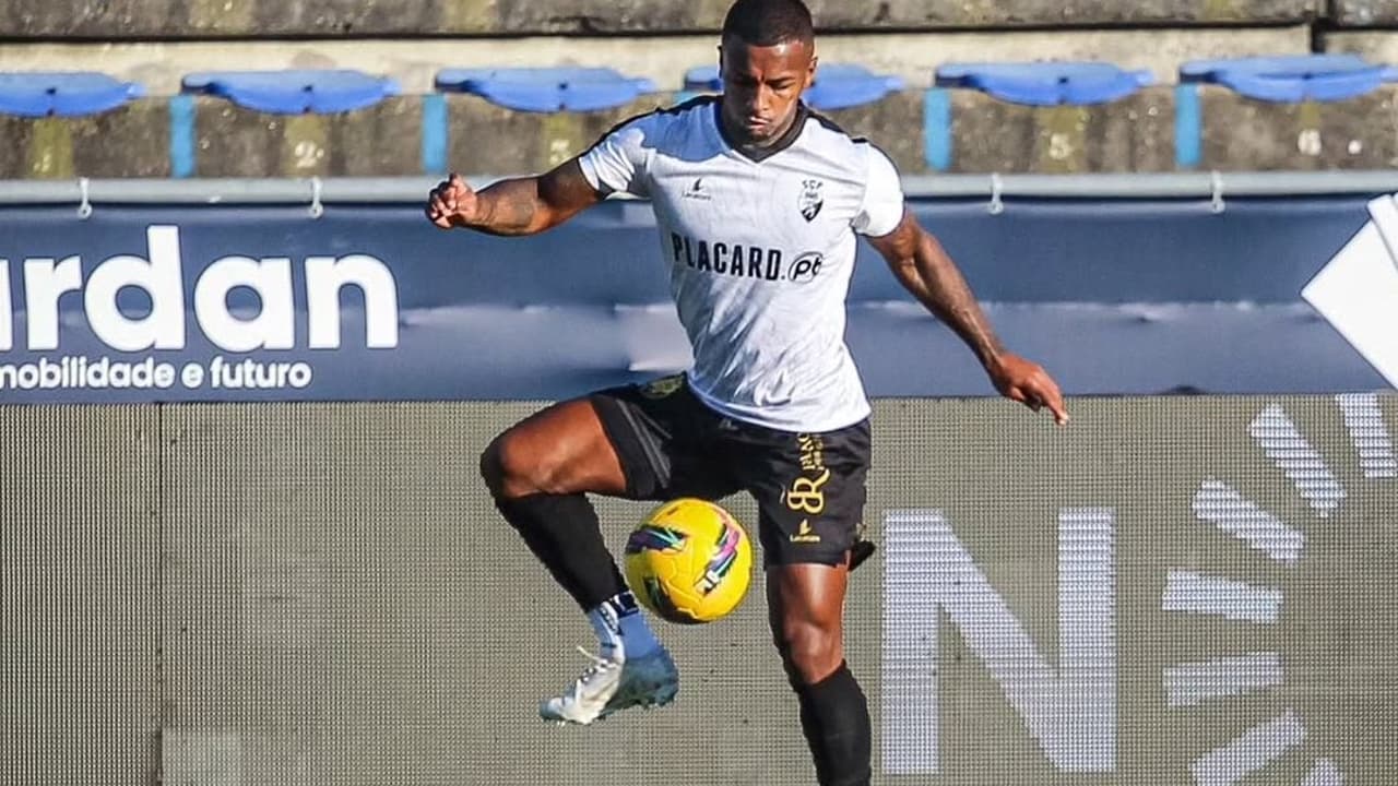 Interesse do Corinthians em lateral-direito português em meio a impasse no país