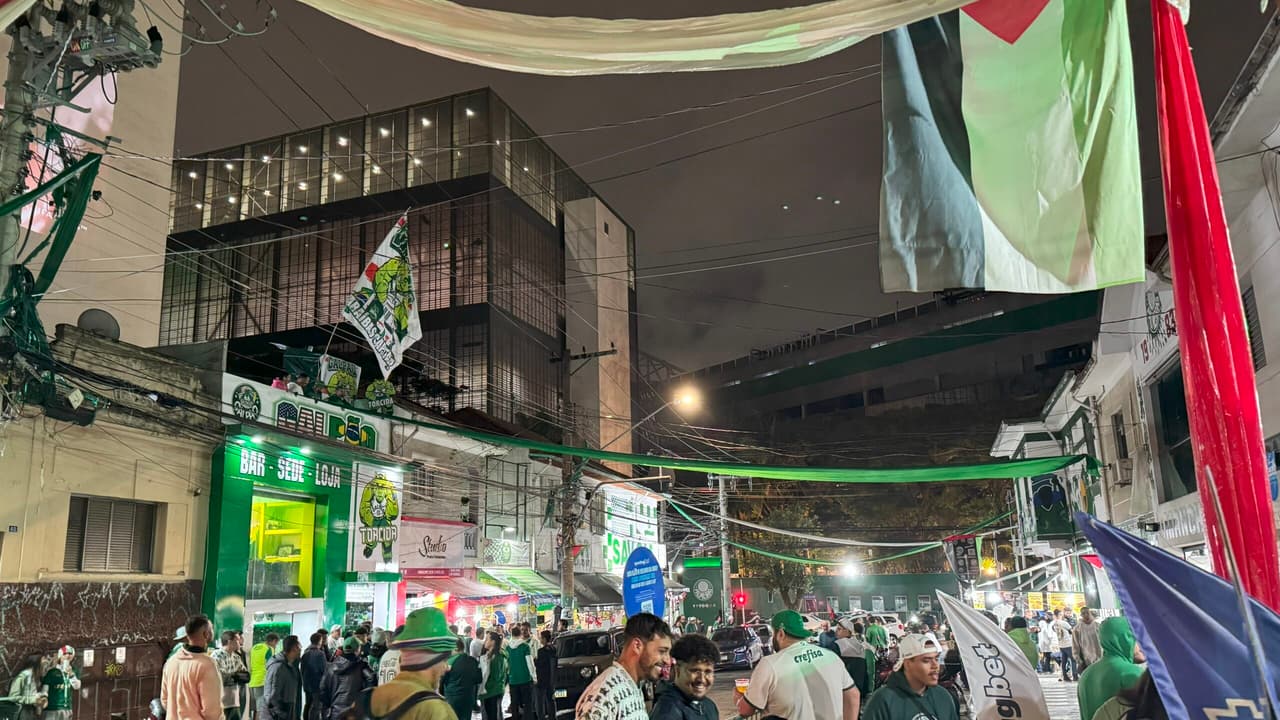 Torcida palmeirense anima arredores do Allianz Parque para confronto com Inter Miami.
