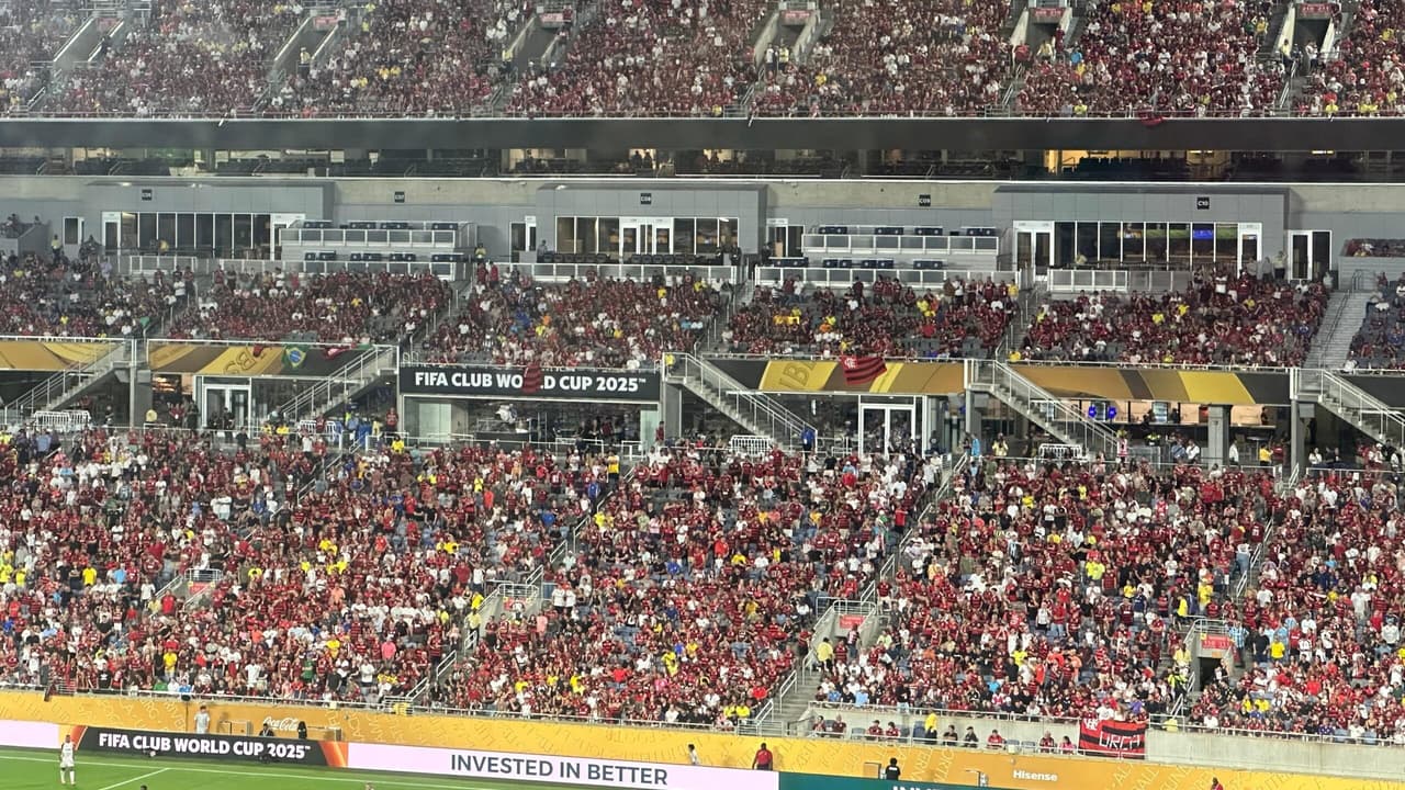 Flamengo enfrenta LAFC em estádio lotado mesmo após garantir classificação antecipada.