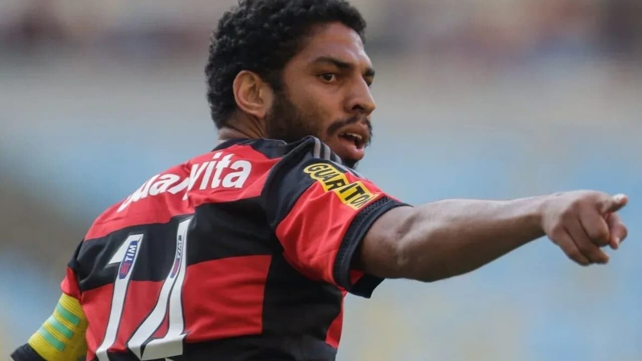 Ex-jogador do Flamengo planeja transição para treinador após lançar livro sobre defesa