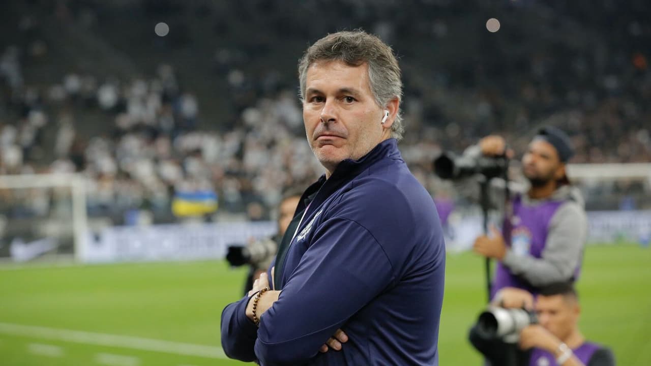 Vice do Corinthians expõe crise financeira e critica investidas de Augusto Melo