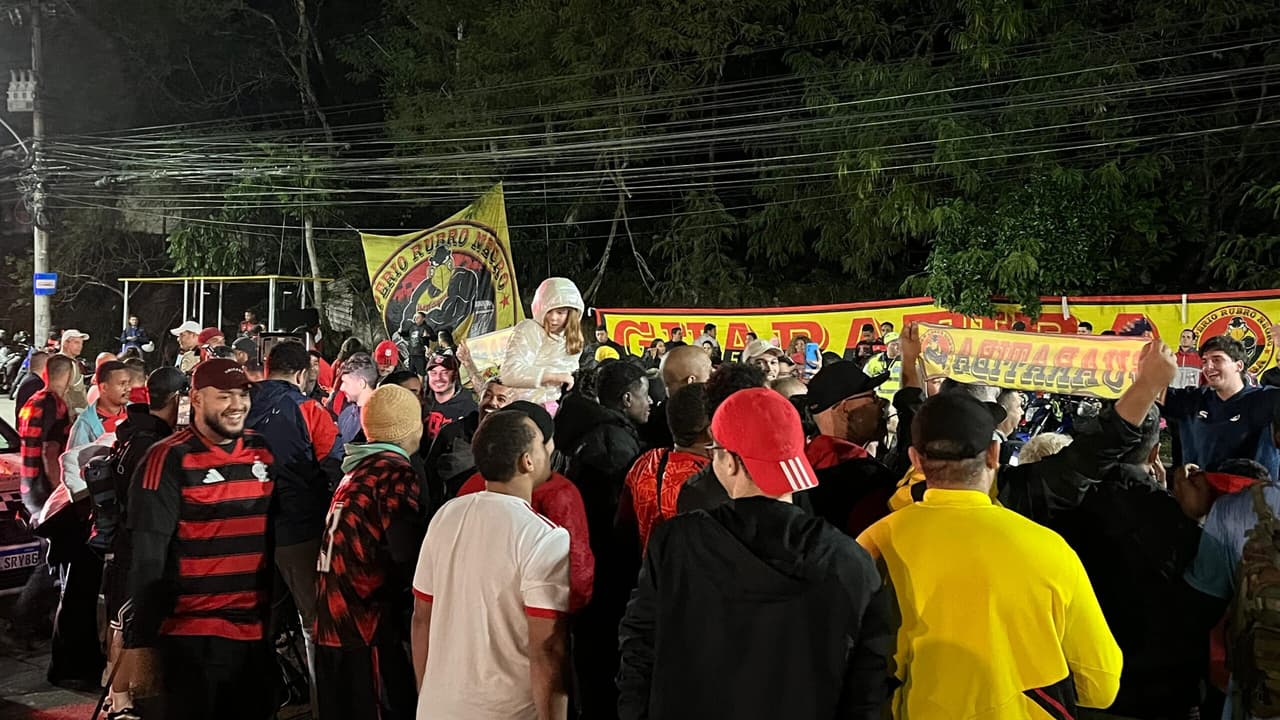 Aerofla: Torcedor do Flamengo realiza protesto contra Gerson durante transmissão da Globo.