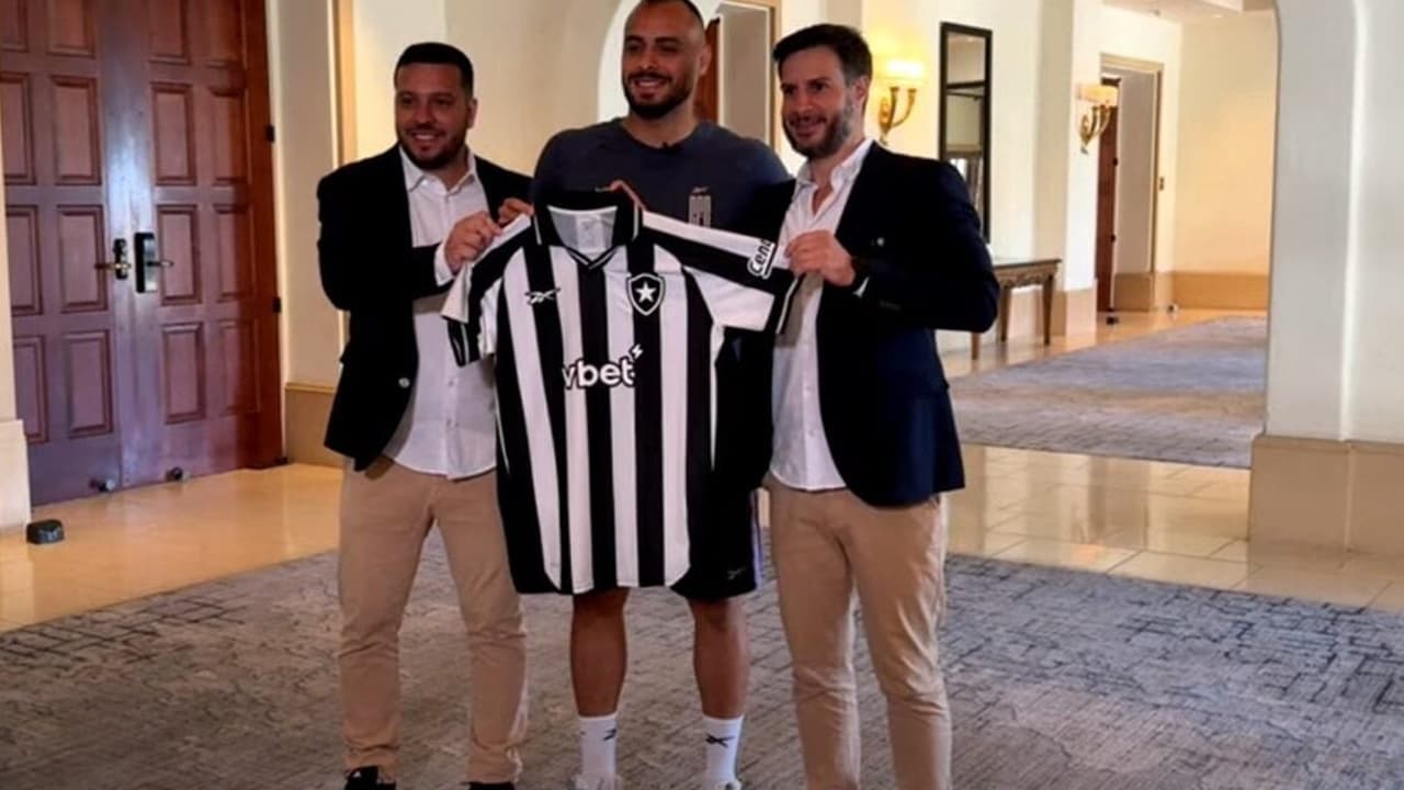 Arthur Cabral rejeita rótulo de ‘substituto’ e explica escolha pelo Botafogo