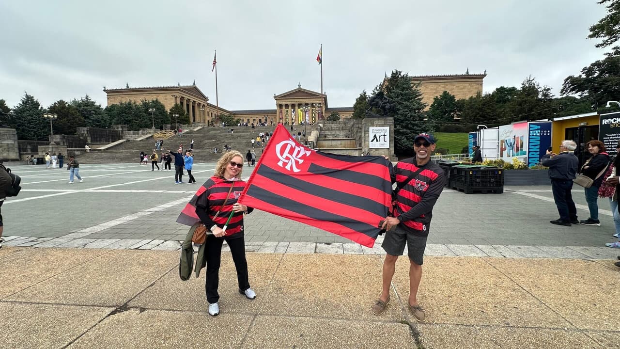 Torcedores do flamengo se reúnem em escadaria antes da estreia no Mundial.