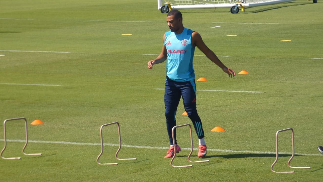 Dores tiram De La Cruz de treino do Flamengo no Mundial.